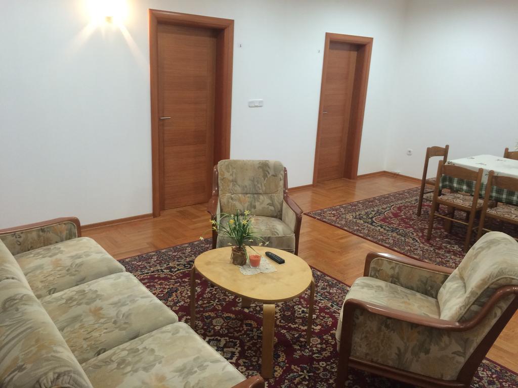 Guest House Seperic ยาสเตรบาร์สโก ภายนอก รูปภาพ