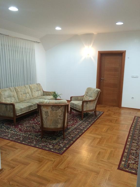 Guest House Seperic ยาสเตรบาร์สโก ภายนอก รูปภาพ